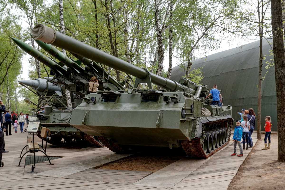 Tổng công suất động cơ của 2S7 Pion là 840 mã lực cho phép nó di chuyển được với tốc độ tối đa 50 km/h. Khi di chuyển trên đường bằng phẳng, dự trữ hành trình của 2S7 có thể lên tới 650 km. Nguồn ảnh: Pinterest.