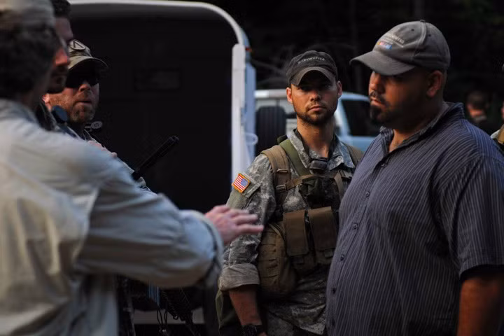 Quãng thời gian huấn luyện này bao gồm cả nội dung dạy tiếng (mỗi lính đặc nhiệm Mỹ cần biết ít nhất một ngôn ngữ thứ 2) và kỹ năng chuyên môn, như sử dụng súng và điện đài.