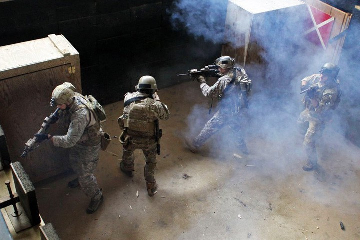 Sau đó, họ siết cò nhả đạn tiêu diệt mục tiêu trong nháy mắt.