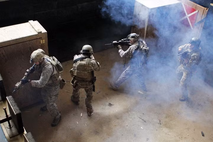 Sau đó, họ siết cò nhả đạn tiêu diệt mục tiêu trong nháy mắt.