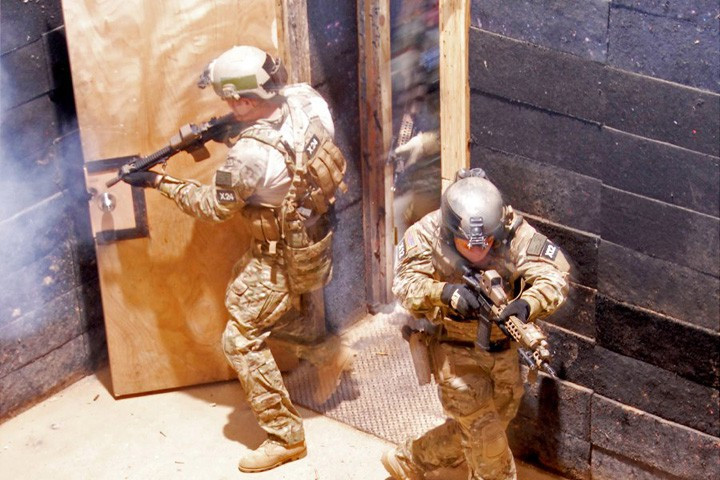 Trong cuộc tập dượt này, biệt kích Mỹ phải nhanh chóng đạp cửa xông vào trong phòng.