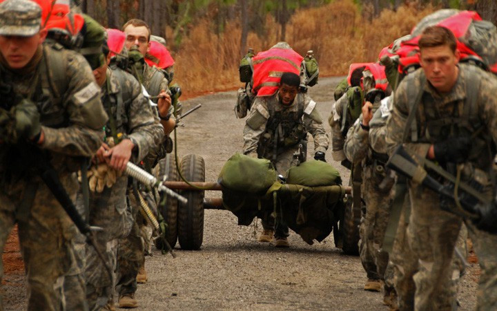 Chỉ 24 ngày sau khi được tuyển chọn, các tân binh “mũ nồi xanh” sẽ bước ngay vào một năm huấn luyện khắt khe.