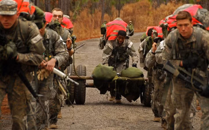 Chỉ 24 ngày sau khi được tuyển chọn, các tân binh “mũ nồi xanh” sẽ bước ngay vào một năm huấn luyện khắt khe.
