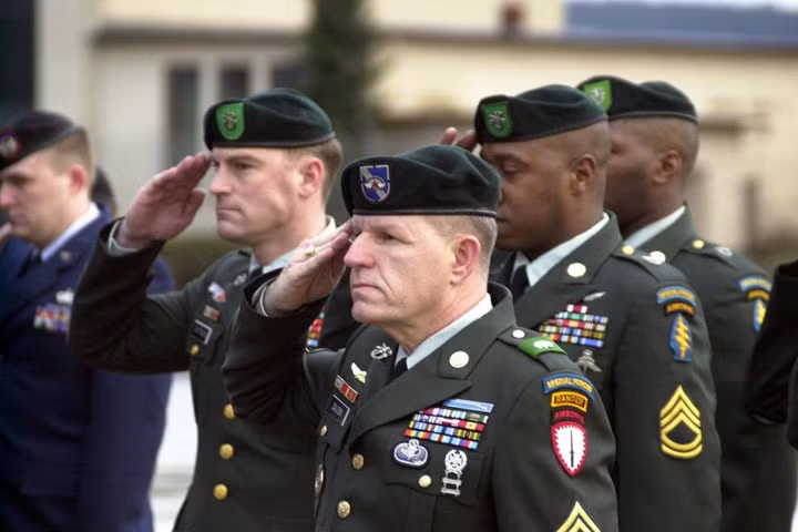 Sau khi tiếp thu các kiến thức cơ bản ban đầu, họ sẽ phải tham gia huấn luyện trong các tiểu đội 12 người.