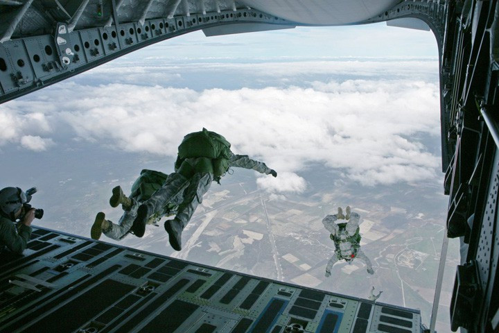 Thực hành nhảy dù.