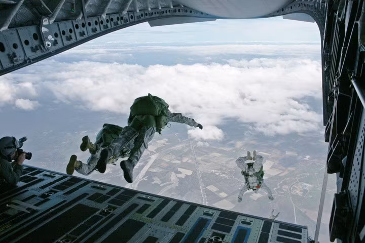 Thực hành nhảy dù.