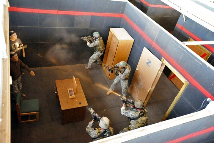 Lính “mũ nồi xanh” xông tiếp sang phòng khác, đồng loạt tiêu diệt thêm các mục tiêu mới.