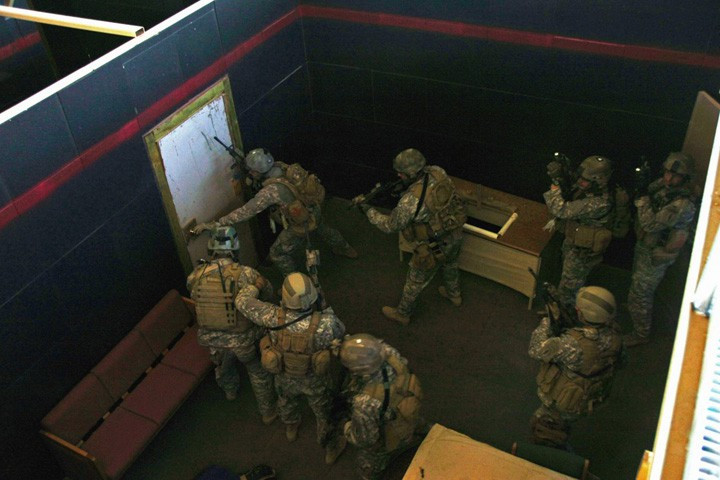 Biệt kích lục quân Mỹ được huấn luyện để đánh hiệu quả trong cận chiến nơi không gian hẹp.