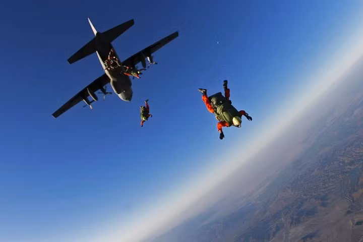 Rơi tự do từ độ cao trên 9.000m.