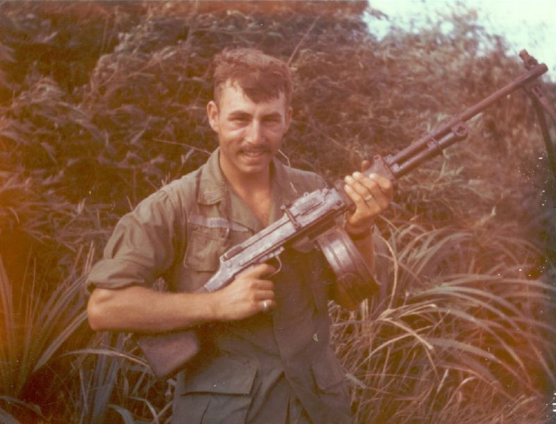 Một khẩu trung liên RPD có chiều dài tiêu chuẩn 1037mm trong đó chiều dài nòng vào khoảng 520mm. Do có nòng khá dài, khẩu trung liên này có tầm bắn tối đa lên tới 1000 mét. Nguồn ảnh: PeterAlan.