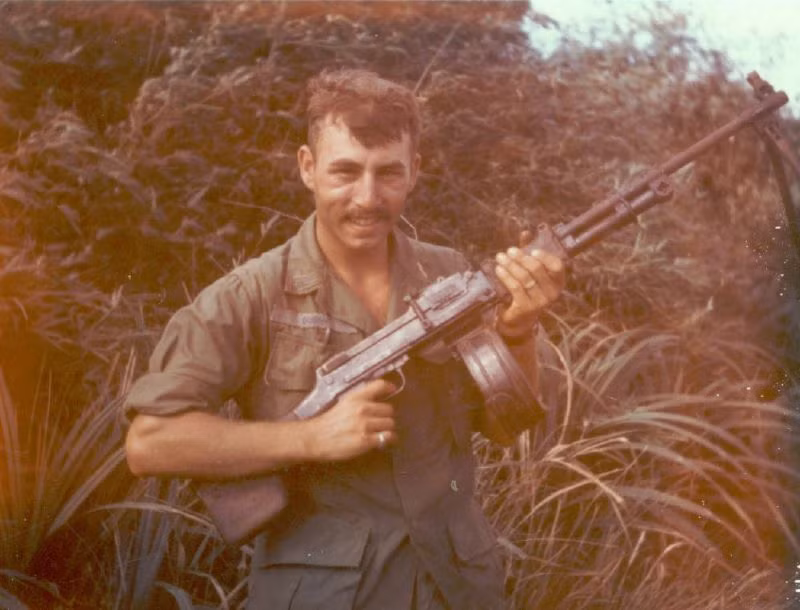 Một khẩu trung liên RPD có chiều dài tiêu chuẩn 1037mm trong đó chiều dài nòng vào khoảng 520mm. Do có nòng khá dài, khẩu trung liên này có tầm bắn tối đa lên tới 1000 mét. Nguồn ảnh: PeterAlan.