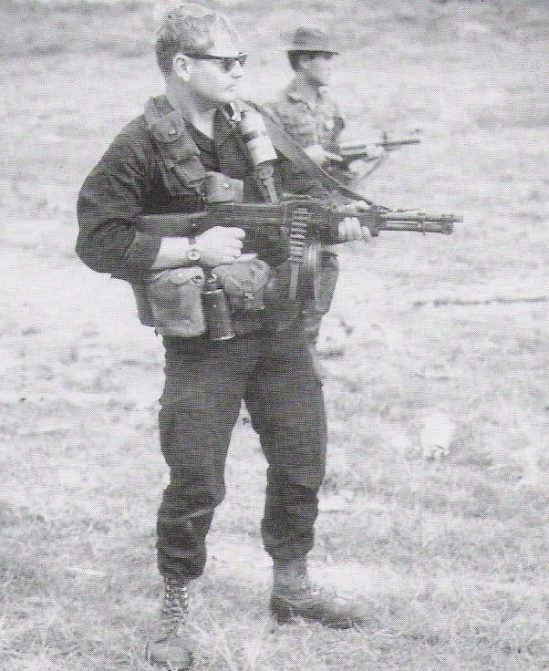 Việc mang theo một khẩu súng gọn hơn, nhỏ hơn nhưng vẫn có uy lực rất lớn sẽ tạo lợi thế cho đặc nhiệm Mỹ khi chạm trán với quân giải phóng vì trong các cuộc chạm trán này, quân Mỹ thường bị áp đảo về số lượng và hỏa lực. Nguồn ảnh: PeterAlan.