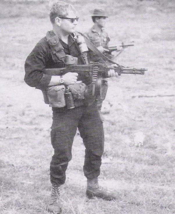 Việc mang theo một khẩu súng gọn hơn, nhỏ hơn nhưng vẫn có uy lực rất lớn sẽ tạo lợi thế cho đặc nhiệm Mỹ khi chạm trán với quân giải phóng vì trong các cuộc chạm trán này, quân Mỹ thường bị áp đảo về số lượng và hỏa lực. Nguồn ảnh: PeterAlan.