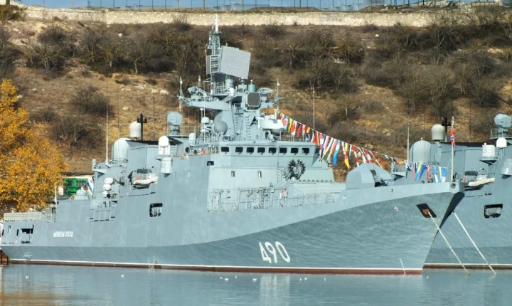 Khinh hạm số thân 490 cũng được đóng theo lớp Grigorovich nhưng được mang tên Đô đốc Essen.