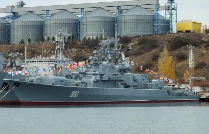 Khinh hạm mang số thân 861 cũng được đóng theo lớp Pytilvyy và cùng được biên chế vào Sư đoàn Mặt nước số 30 Hải quân Nga.