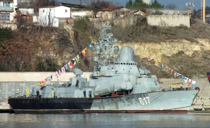 Cuối cùng là tàu khinh hạm mang số thân 617 được đóng từ thời Liên Xô theo lớp Nanuchka hay Đề án 1234 Ovod có độ giãn nước 660 tấn hiện cũng đang có mặt tại Sevastopol. Nguồn ảnh: QQ.