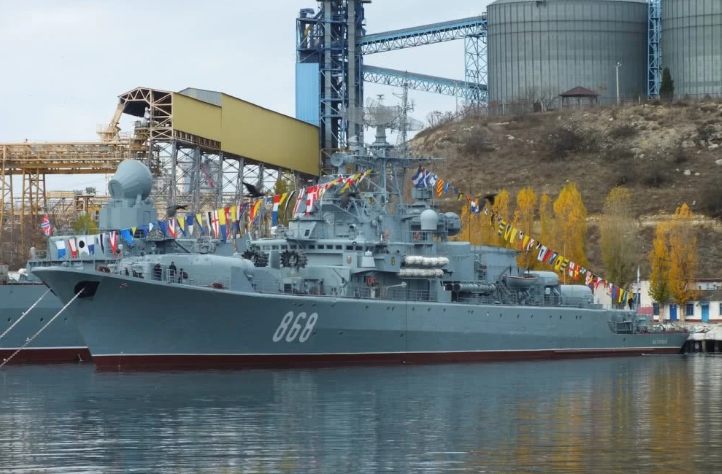 Khinh hạm Pytilvyy số thân 868 được đóng theo lớp Krivak có độ giãn nước 3575 tấn được biên chế vào hạm đội Biển Đen từ năm 1981.