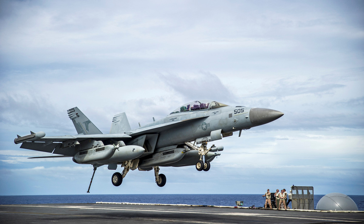 EA-18G cũng sẽ sử dụng hệ thống Xóa bỏ gây nhiễu INCANS, hệ thống này cho phép truyền thông tin bằng tiếng nói trong nội bộ, trong khi hệ thống thông tin của đối phương bị nhiễu, một khả năng không có trên EA-6B.