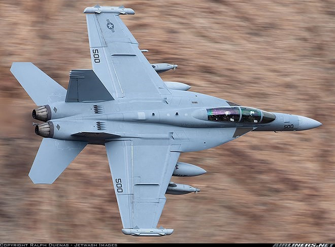 EA-18G Growler là một phiên bản tác chiến điện tử sử dụng trên tàu sân bay, có hai chỗ ngồi được phát triển từ F/A-18F Super Hornet.