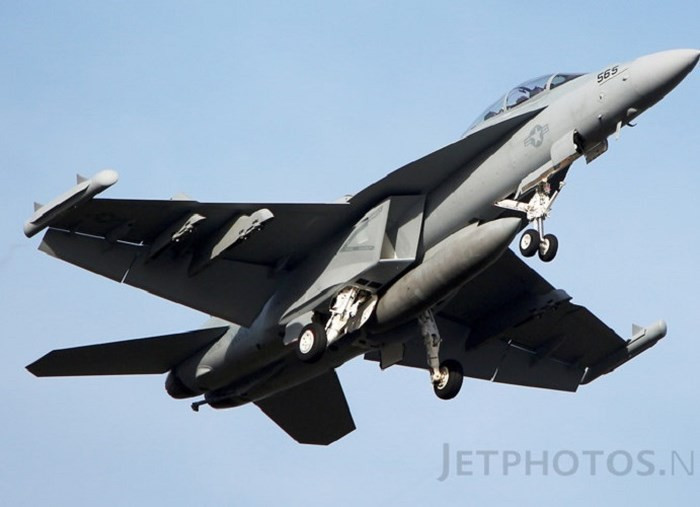 "Hải quân Mỹ đã gửi văn bản cho chúng tôi, thông báo rằng Australia sẽ không được bồi thường cho sự cố", Thiếu tướng Greg Hoffmann, lãnh đạo Cơ quan quản lý Các hệ thống không quân, phát biểu trước thượng viện Australia hôm 29-11.