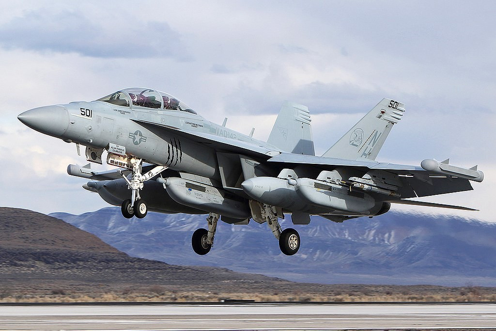 Chiếc tiêm kích tác chiến điện tử EA-18G Growler của Australia bốc cháy, lao khỏi đường băng căn cứ không quân Nellis ở Mỹ ngày 27-1-2018.