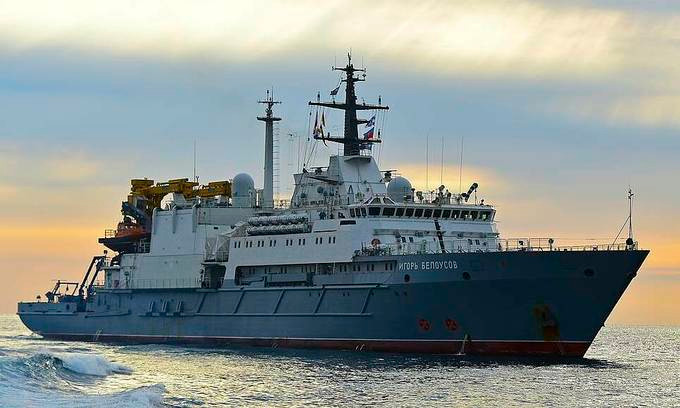 Tàu có chiều dài 97,8 mét, chiều rộng 17,2 mét và mớm nước sâu 10,6 mét. Biên chế thủy thủ đoàn đầy đủ của tàu Igor Belousov bao gồm 96 người, ngoài ra tàu còn đủ chỗ cho 120 thành viên đội cứu hộ lưu trú.