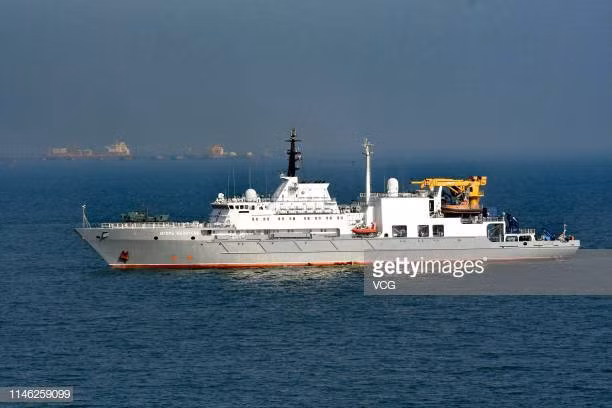 Ngoài ra, phía sau đuôi cảu tàu Igor Belousov cũng có một bãi đáp trực thăng, cho phép tàu hoạt động cùng với trực thăng lên thẳng giúp tăng cường khả năng cứu hộ trên biển, nhất là khi điều kiện thời tiết khó khăn.