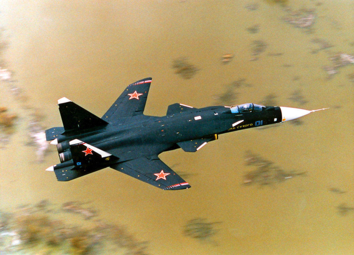 Su-47 Berkut từng được Liên Xô và Nga chế tạo với nỗ lực thử nghiệm độ bền và độ cơ động của máy bay có thiết kế cánh tiến. Với kiểu thiết kế này, lực tác động từ hai bên cánh sẽ đi vào trung tâm phía động cơ máy bay - thay vì dạt ra hai bên và "vịn" đầu cánh máy bay xuống như kiểu thiết kế cánh cụp sau thông thường. Nguồn ảnh: Pinterest.