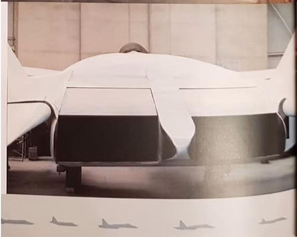 Theo thông tin trong cuốn sách ảnh, động cơ này được Liên Xô thiết kế với mã S-22 từ năm 1983, được trang bị trên chiến đấu cơ Su-47 nhưng không rõ có được vận hành bay thử nghiệm hay không. Nguồn ảnh: Pinterest.