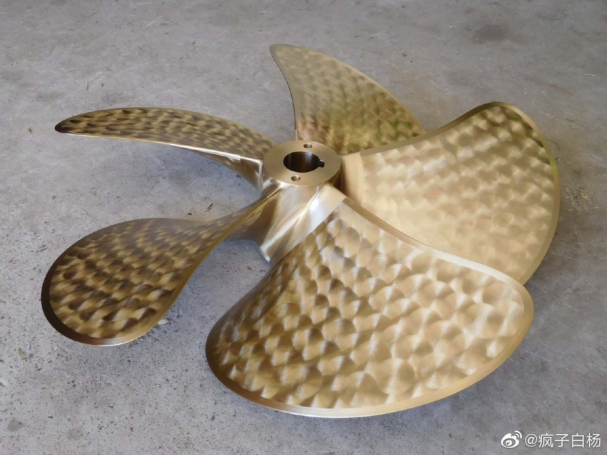 Hệ thống chân vịt của tàu được thiết kế với năm lá, trên mỗi mặt lá chân vịt được mài nhẵn để có thể giảm tối đa lực cản của nước cũng như độ ồn do chân vịt tạo ra khi tàu di chuyển. Nguồn ảnh: Livejournal.