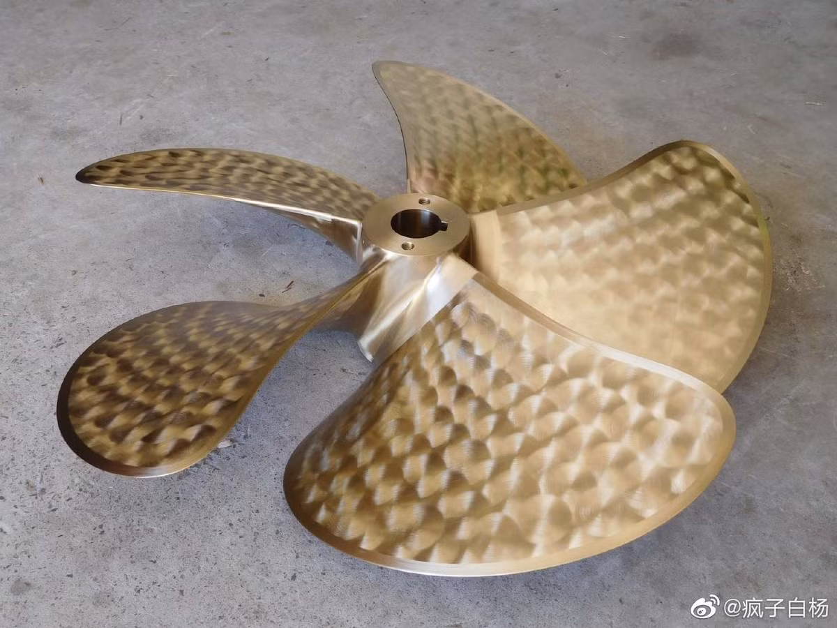 Hệ thống chân vịt của tàu được thiết kế với năm lá, trên mỗi mặt lá chân vịt được mài nhẵn để có thể giảm tối đa lực cản của nước cũng như độ ồn do chân vịt tạo ra khi tàu di chuyển. Nguồn ảnh: Livejournal.