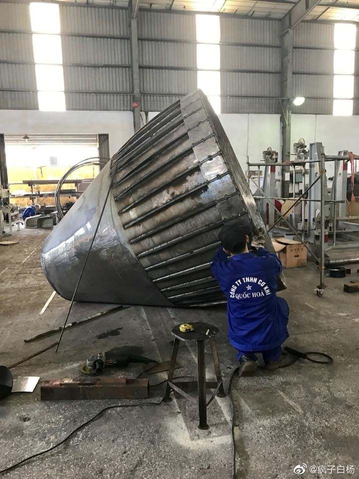 Tàu có độ choáng nước 12 tấn khi lặn và 9,2 tấn khi nổi, lặn sâu 50 mét, tầm hoạt động 800 km, thời gian lặn trên lý thuyết là 15 giờ và thời gian hoạt động tối đa là 15 ngày. Nguồn ảnh: Livejournal.