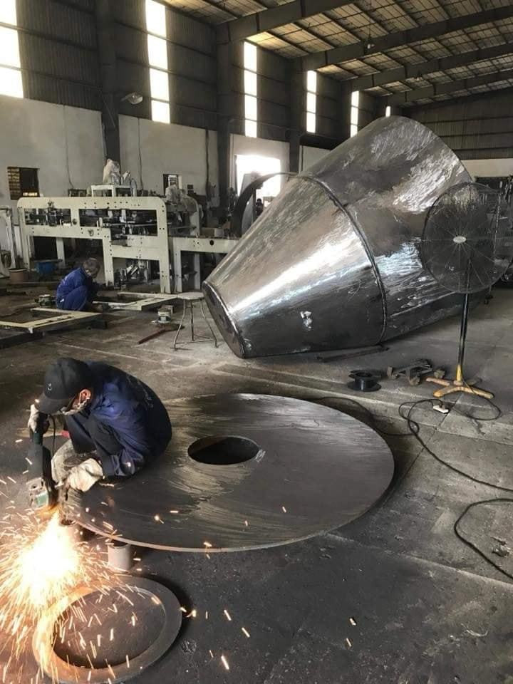 Bộ phận thân tàu khi được gia công trong xưởng của ông Nguyễn Quốc Hoà. Nguồn ảnh: Livejournal.