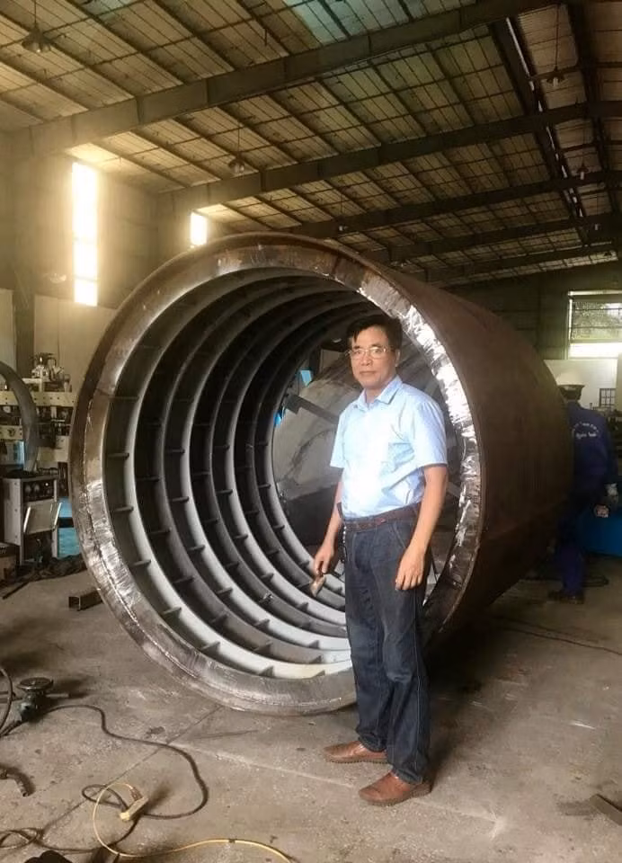 Vị "tổng công trình sư" Nguyễn Quốc Hoà - người đã tự bỏ tiền túi cũng như tự tìm hiểu cách thức hoạt động, cách thức chế tạo để tự đóng tàu ngầm Trường Sa 01. Nguồn ảnh: Livejournal.