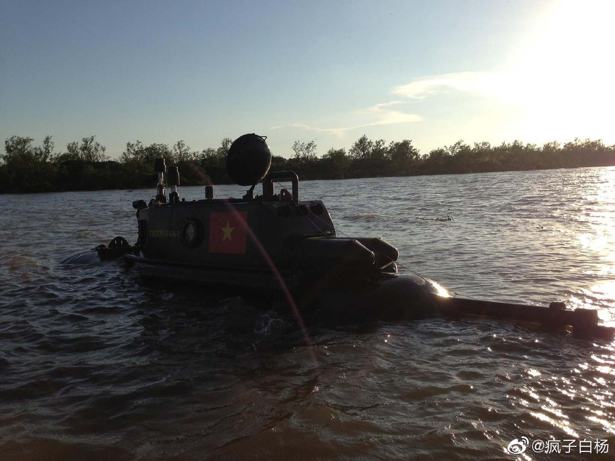 Trong quá trình thử nghiệm trong bể nước và trên hồ đạt được vài kết quả nhất định, "tổng công trình sư" Nguyễn Quốc Hoà đã táo bạo đưa tàu Trường Sa 01 ra biển nhưng rất tiếc kết quả thử nghiệm không được như ý muốn. Nguồn ảnh: Livejournal.