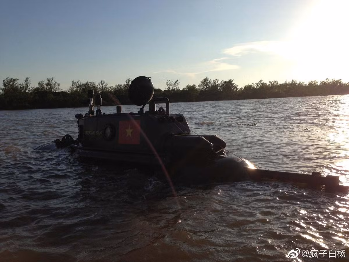 Trong quá trình thử nghiệm trong bể nước và trên hồ đạt được vài kết quả nhất định, "tổng công trình sư" Nguyễn Quốc Hoà đã táo bạo đưa tàu Trường Sa 01 ra biển nhưng rất tiếc kết quả thử nghiệm không được như ý muốn. Nguồn ảnh: Livejournal.