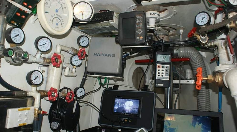 Bên trong tàu ngầm là một loạt các thiết bị điện tử, thiết bị đo đạc. Mặc dù trông có vẻ khá "ọp ẹp" do các thiết bị này đều là hàng chắp vá nhưng không thể phủ nhận được thành tự "để đời" này của vị doanh nhân người Thái Bình. Nguồn ảnh: Livejournal.