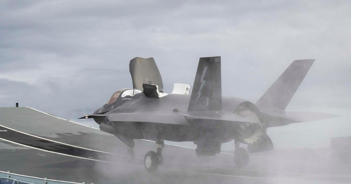 Nhiều khả năng, tàu sân bay HMS Queen Elizabeth sẽ sớm được đưa vào trực chiến theo thời gian đã định. Đây là bước tiến rất lớn của hải quân Anh khi mà lâu lắm rồi, Anh mới lại sở hữu tàu sân bay. Nguồn ảnh: Dailymail.