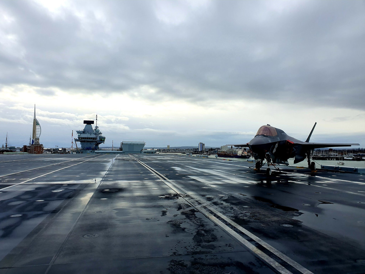 Tuy nhiên, với chiếc tàu sân bay thứ hai được đóng theo lớp Queen Elizabeth, truyền thông Anh lại tỏ ra không "vừa ý" khi hải quân nước này chọn cái tên HMS Prince of Wales cho chiếc tàu sân bay thứ hai của nước Anh này. Nguồn ảnh: Dailymail.