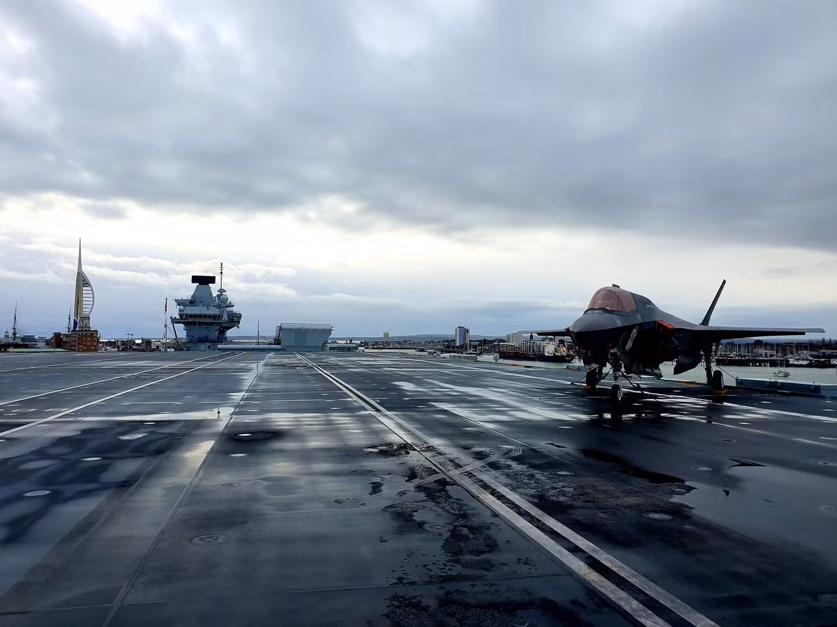 Tuy nhiên, với chiếc tàu sân bay thứ hai được đóng theo lớp Queen Elizabeth, truyền thông Anh lại tỏ ra không "vừa ý" khi hải quân nước này chọn cái tên HMS Prince of Wales cho chiếc tàu sân bay thứ hai của nước Anh này. Nguồn ảnh: Dailymail.