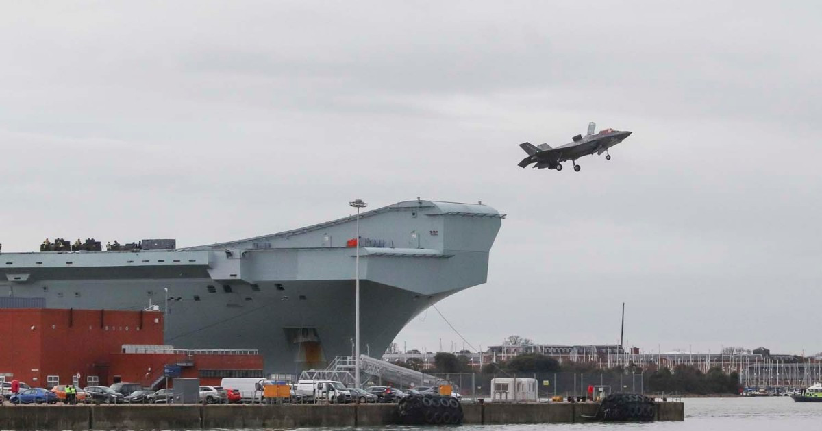 Đây được coi là lần đầu tiên trong lịch sử một tiêm kích F-35B được cất cánh từ tàu sân bay Anh trong hải phận của quốc gia này. Trước đó, mọi cuộc thử nghiệm đều chỉ được tiến hành trên vùng biển quốc tế. Nguồn ảnh: Dailymail.