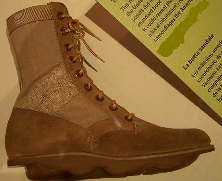 Chưa kể đến việc, khi lính Mỹ mang theo nhiều chục cân thiết bị trên người, việc di chuyển đường rừng trong đôi giày có phần khá "cồng kềnh" này cũng mang lại không ít khó khăn. Nguồn ảnh: Pinterest.