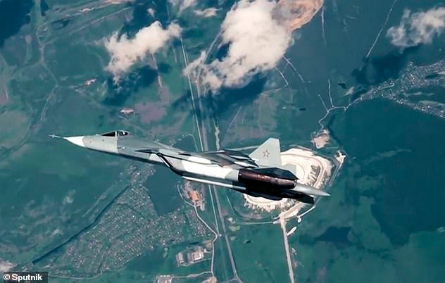 Hiện tại, các chuyên gia kỹ thuật của Không quân Nga cùng công ty chế tạo hàng không Sukhoi và các nhân viên đặc phái từ nhà máy Komsomolsk đang tìm kiếm hộp đen của chiếc máy bay trong đống đổ nát để phân tích về nguyên nhân vụ tai nạn. Nguồn ảnh: Rumil.