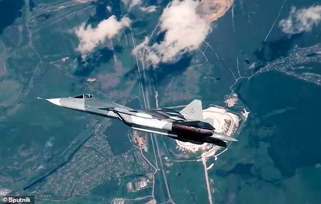 Hiện tại, các chuyên gia kỹ thuật của Không quân Nga cùng công ty chế tạo hàng không Sukhoi và các nhân viên đặc phái từ nhà máy Komsomolsk đang tìm kiếm hộp đen của chiếc máy bay trong đống đổ nát để phân tích về nguyên nhân vụ tai nạn. Nguồn ảnh: Rumil.