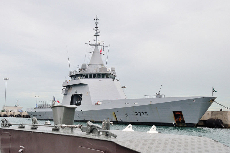 Phần phía sau của boong tàu cũng có thiết kế đặc biệt, không chỉ tương thích với việc làm sàn đỗ cho trực thăng mà còn có thể sử dụng để làm nơi chứa các thiết bị lặn thăm dò, thiết bị lặn không người lái. Nguồn ảnh: DCNS.