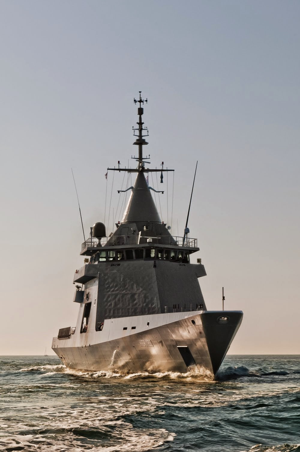 Với nhiệm vụ chính là tuần tra trên biển, tàu L'Adroit được trang bị vũ khí khá "thô sơ" bao gồm chỉ một khẩu pháo 20mm cùng với hai giá súng máy 12,7mm. Nguồn ảnh: DCNS.