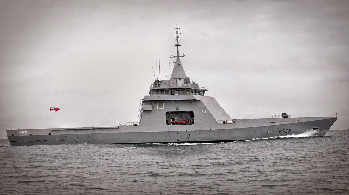 Với độ giãn nước chỉ có 1500 tấn, tàu tuần tra L'Adroit của Pháp có chiều dài 87 mét, lườn rộng tối đa 11 mét, mớm nước tối đa 3,3 mét nhưng lại có kiến trúc thượng tầng khá "cồng kềnh". Nguồn ảnh: DCNS.