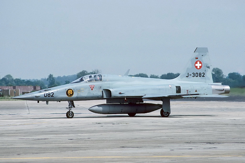 Tiêm kích F-5 được ra đời từ năm 1959, tổng cộng đã có 847 chiếc F-5 phiên bản A/B/C và 1400 chiếc phiên bản E/F từng được sản xuất. Việt Nam cũng từng sử dụng một số lượng ít các tiêm kích hạng nhẹ này trong biên chế khi ta thu được của Mỹ sau chiến tranh. Nguồn ảnh: BI.