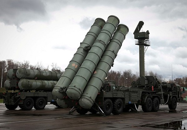 S-400 Triumf là hệ thống tên lửa phòng không tầm xa tiên tiến nhất của quân đội Nga, nó cũng được đánh giá là sản phẩm hàng đầu thế giới vào thời điểm hiện tại.
