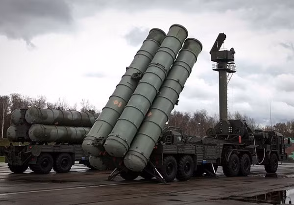 S-400 Triumf là hệ thống tên lửa phòng không tầm xa tiên tiến nhất của quân đội Nga, nó cũng được đánh giá là sản phẩm hàng đầu thế giới vào thời điểm hiện tại.